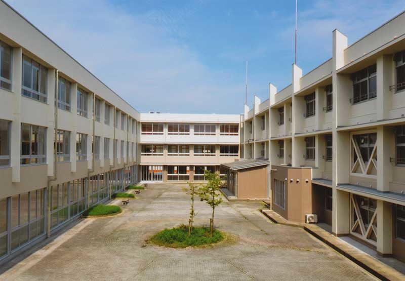 津山市立西中学校　校舎